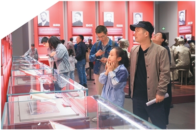 時尚女性手持咖啡，捕捉生活中的精緻瞬間。 - b体育